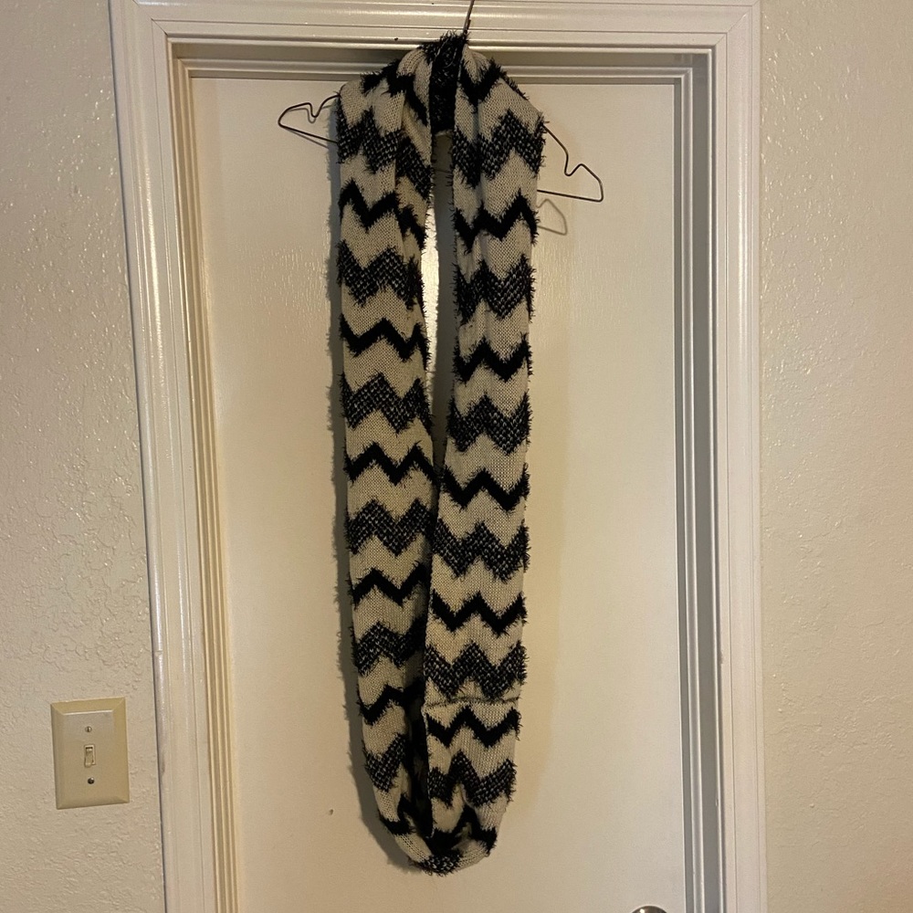 Black and cream Chevron infinity scarf